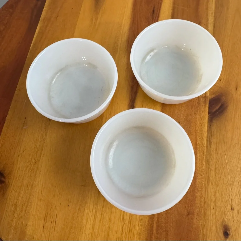 Anchor Hocking Fire King milk glass custard bowls‎